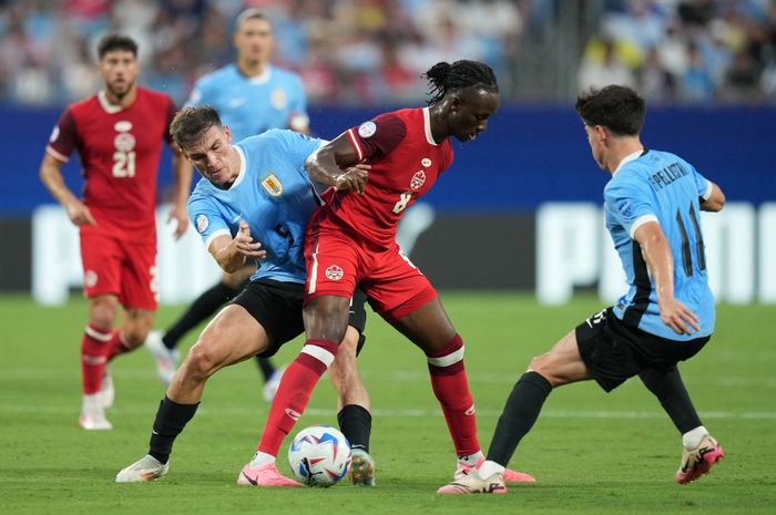 Aksi Ismael Kone dan Facundo Pellistri pada laga perebutan tempat ketiga Copa America 2024 antara Timnas Kanada dan Timnas Uruguay di Stadion Bank of America, Minggu (14/7/2024).