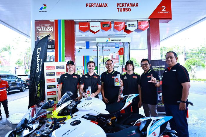 Pembalap Pertamina Enduro VR46, Fabio Di Giannantonio (paling kiri) dan Marco Bezzecchi (ketiga dari kanan) di salah satu SPBU Pertamina di Jalan Sunset Road, Bali, Minggu (14/7/2024).