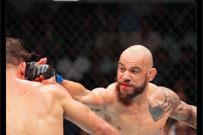 Momen duel Jean Silva (kanan) di UFC Denver yang membuyarkan jalan Drew Dober jadi raja KO di kelasnya Islam Makhachev.