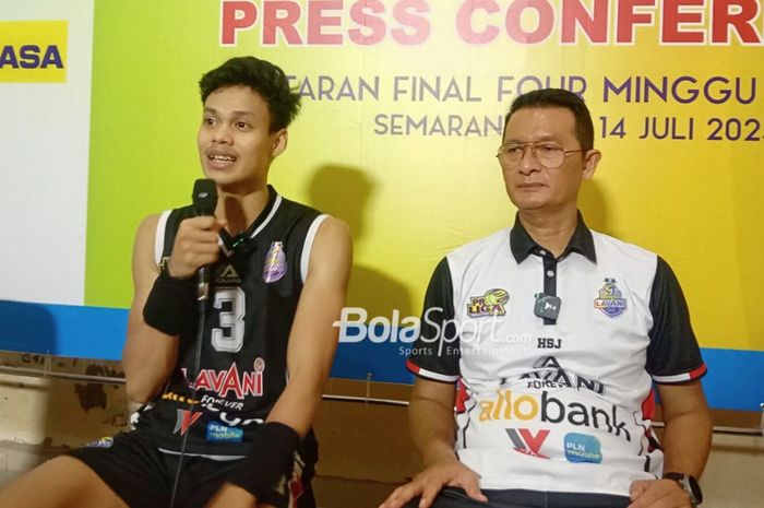 Outside hitter Jakarta LavAni Allo Bank Electric, Boy Arnez Arabi, dan asisten pelatih, Samsul Jais, saat konferensi pers setelah pertandingan melawan Jakarta STIN BIN pada putaran kedua babak final four Proliga 2024 di Semarang, Jawa Tengah, 13 Juli 2024.