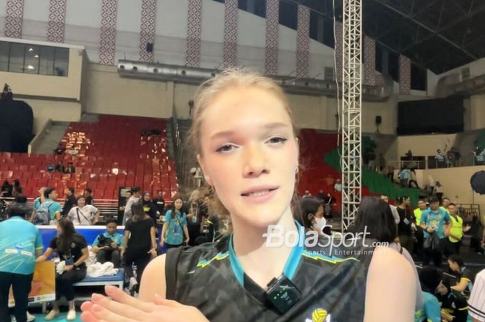 Opposite asing Jakarta Electric PLN, Marina Markova, berbicara setelah perayaan timnya menjadi juara putaran kedua babak final four Proliga 2024 di Semarang, Jawa Tengah, 13 Juli 2024.