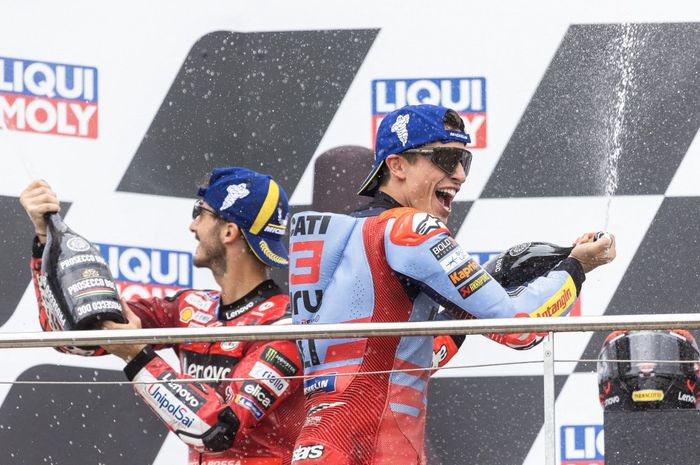 Pembalap Ducati, Francesco Bagnaia (kiri) dan Marc Marquez (Gresini) di podium MotoGP Jerman 2024 di Sachsenring, Minggu (7/7/2024).