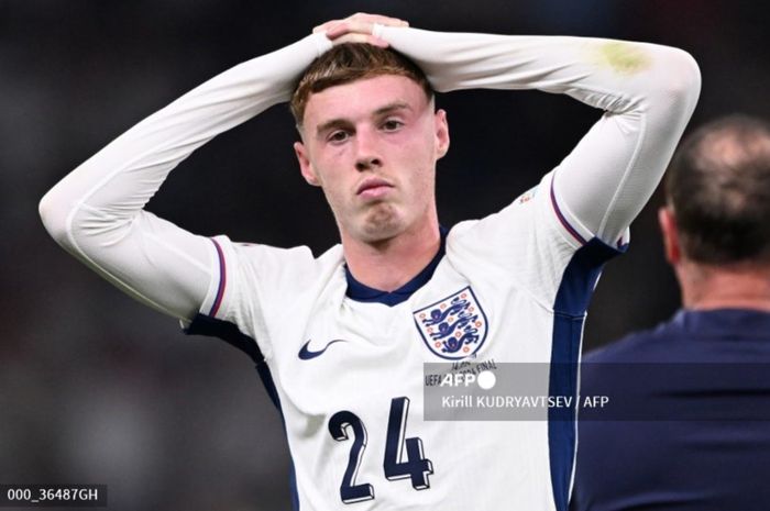 Reaksi Cole Palmer setelah Timnas Inggris kalah 1-2 dari Spanyol di laga final EURO 2024, Minggu (14/7/2024) di Berlin.