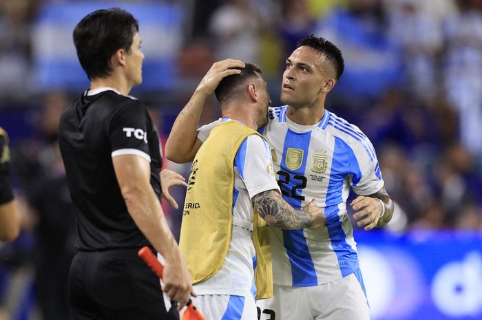 Striker tim nasional Argentina, Lautaro Martinez (kanan), memeluk Lionel Messi (kiri) usai mencetak gol pada final Copa America 2024 melawan Timnas Kolombia di Stadion Hard Rock, Minggu (14/7/2024) atau Senin pagi WIB.