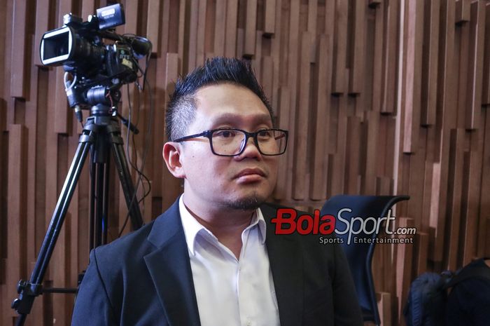 Direktur Operasional PT LIB (Liga Indonesia Baru), Asep Saputra, sedang memberikan keterangan kepada awak media di SCTV Tower, Senayan, Jakarta, Senin (15/7/2024).