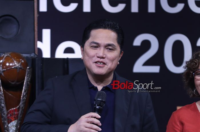 Ketua Umum PSSI, Erick Thohir, sedang memberikan keterangan kepada awak media di SCTV Tower, Senayan, Jakarta, Senin (15/7/2024).