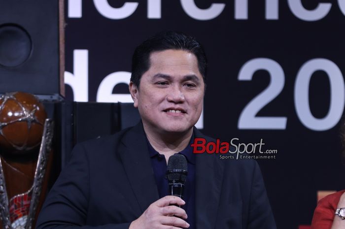 Ketua Umum PSSI, Erick Thohir, sedang memberikan keterangan kepada awak media di SCTV Tower, Senayan, Jakarta, Senin (15/7/2024).