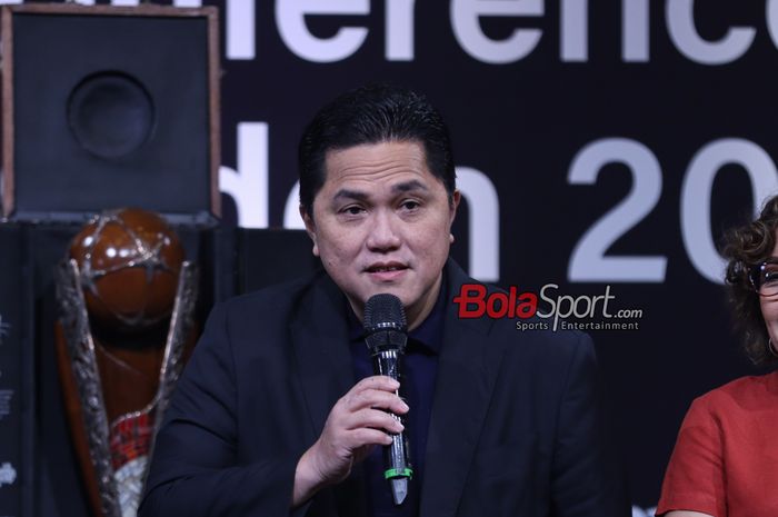 Ketua Umum PSSI, Erick Thohir, sedang memberikan keterangan kepada awak media di SCTV Tower, Senayan, Jakarta, Senin (15/7/2024).