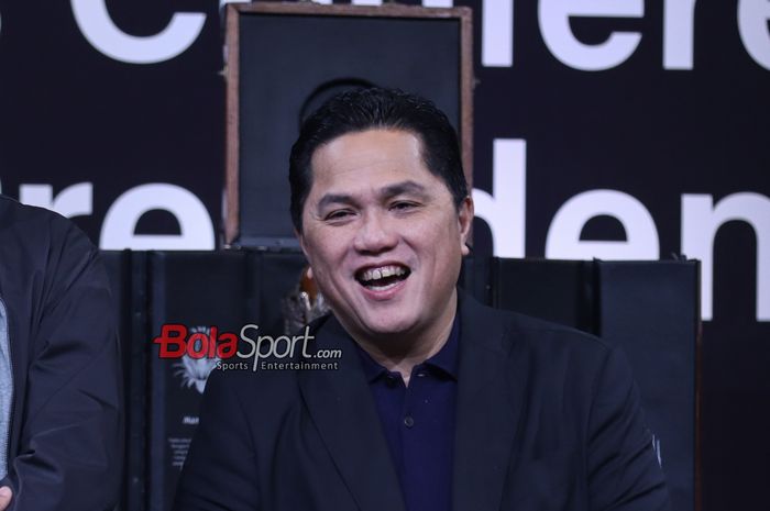 Ketua Umum PSSI, Erick Thohir, sedang memberikan keterangan kepada awak media di SCTV Tower, Senayan, Jakarta, Senin (15/7/2024).