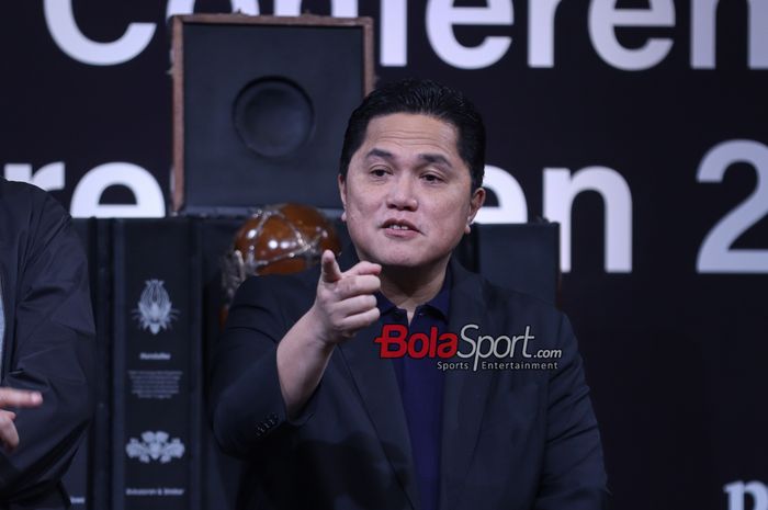 Ketua Umum PSSI, Erick Thohir, sedang memberikan keterangan kepada awak media di SCTV Tower, Senayan, Jakarta, Senin (15/7/2024).