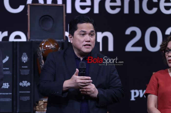 Ketua Umum PSSI, Erick Thohir, sedang memberikan keterangan kepada awak media di SCTV Tower, Senayan, Jakarta, Senin (15/7/2024).