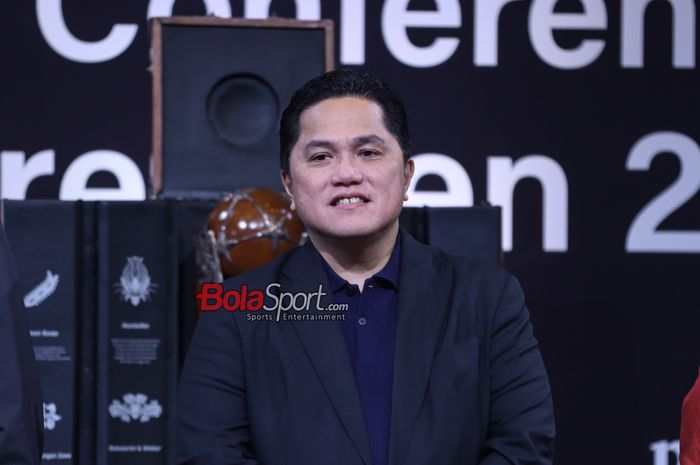 Ketua Umum PSSI, Erick Thohir, sedang memberikan keterangan kepada awak media di SCTV Tower, Senayan, Jakarta, Senin (15/7/2024).