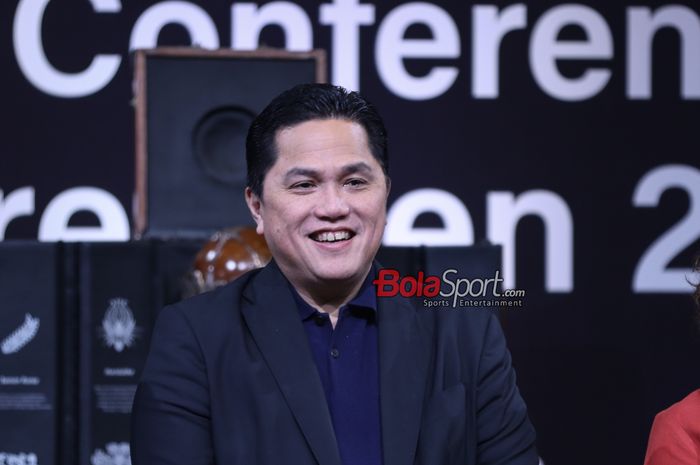 Ketua Umum PSSI, Erick Thohir, sedang memberikan keterangan kepada awak media di SCTV Tower, Senayan, Jakarta, Senin (15/7/2024).