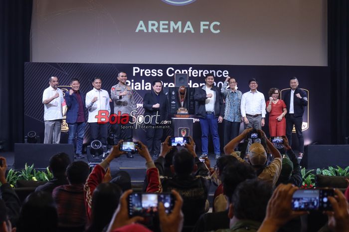 Suasana sesi jumpa pers Piala Presiden 2024 yang dihadiri diantaranya Erick Thohir (Ketua Umum PSSI), Maruarar Sirait (Ketua Komite Steering Committee), dan Ferry Paulus (Dirut PT LIB) di SCTV Tower, Senayan, Jakarta, Senin (15/7/2024).