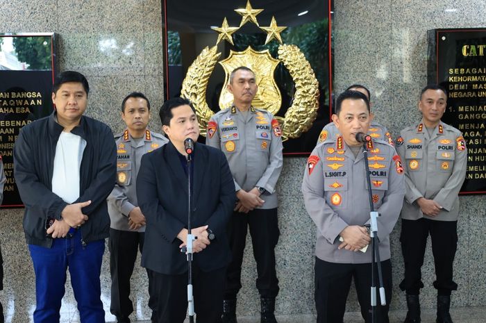 Ketua Umum PSSI Erick Thohir (tengah) dan Kapolri Jendral Listyo Sigit Prabowo (kanan) saat memberi keterangan kepada awak media.