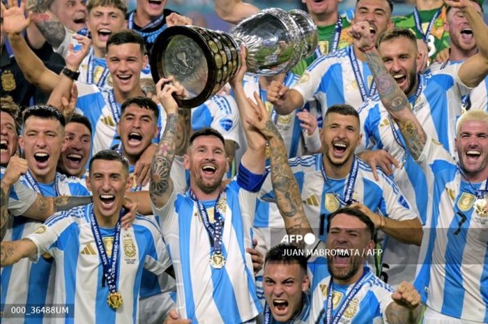 Lionel Messi dan sejumlah pemain Timnas Argentina berselebrasi dengan mengangkat trofi usai menjuarai Copa America 2024, Senin (15/7/2024).