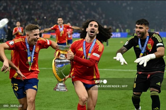 Bek Timnas Spanyol, Marc Cucurella (tengah), berselebrasi usai mengantarkan La Furia Roja menjuarai Euro 2024.