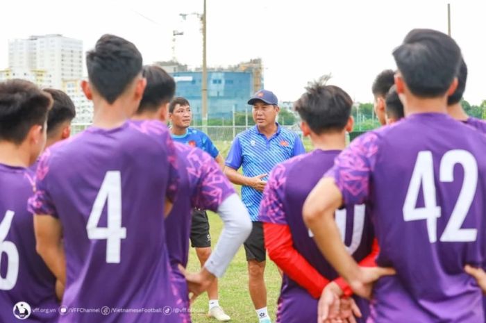 Pelatih Timnas U-19 Vietnam, Hua Hien Vinh, sedang memimpin sesi latihan.