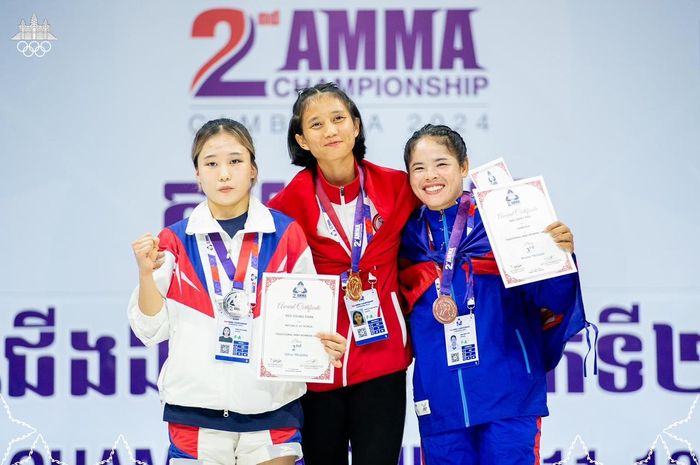 Aprilia Eka Putri (tengah) berhasil meraih medali emas dalam 2nd Asian Mixed Martial Arts Championship Kelas Traditional MMA Putri -54kg Foto bersama Park Seo Young (KOR/kiri) peraih medali perak dan Srey Pov Nao (CAM/kanan) peraih perunggu.