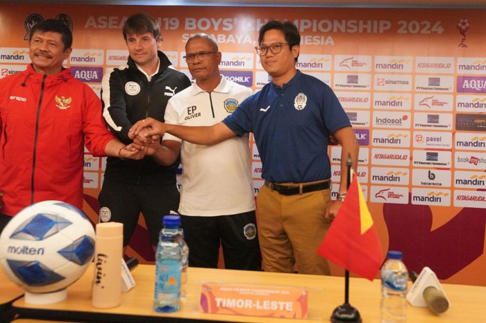 Pelatih Timnas U-19 Indonesia (paling kiri) dalam konferensi pers sebelum turnamen ASEAN Cup U-19 2024 bersama tiga pelatih lainnya di Grup A