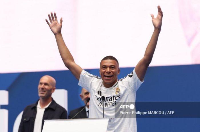 Momen Kylian Mbappe memberikan sambutan dan pidato dihadapan puluhan ribu pendukung Real Madrid yang memadati Santiago Bernabeu.