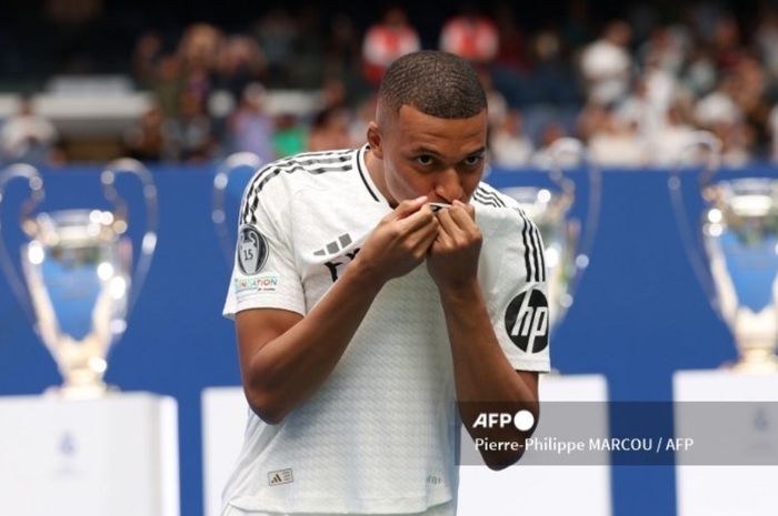 Kylian Mbappe resmi diperkenalkan sebagai pemain baru Real Madrid, Selasa (16/7/2024) waktu setempat di Santiago Bernabeu.