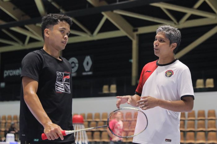 Pelatih tunggal putra Indonesia, Irwansyah (kanan) bersama Anthony Sinisuka Ginting sedang melakukan persiapan menghadapi Olimpade Paris 2024