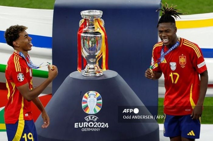 Lamine Yamal dan Nico Williams (kanan) berhasil membawa Timnas Spanyol juara Euro 2024.