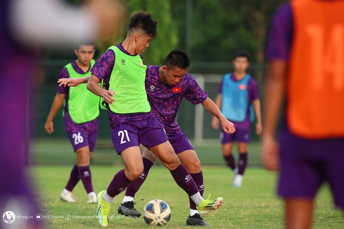 Para pemain Timnas U-19 Vietnam dalam sesi latihan jelang ASEAN Cup U-19 2024.