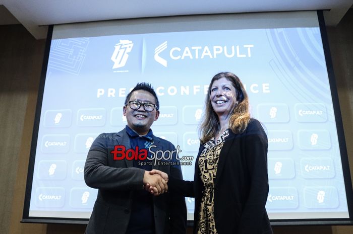 Direktur Operasional PT LIB (Liga Indonesia Baru), Asep Saputra (kiri) dan Wakil Presiden Catapult APAC, Nicole Pensko (kanan), sedang foto bersama di Mercure Hotel Serpong, Tangerang, Banten, 17 Juni 2024.