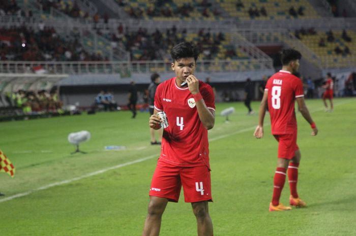 Selebrasi Kadek Arel Saat berhasil membuat gol perdana di stadion Gelora Bung Tomo Surabaya, Jawa Timur, Rabu (17/7/2024) malam. 