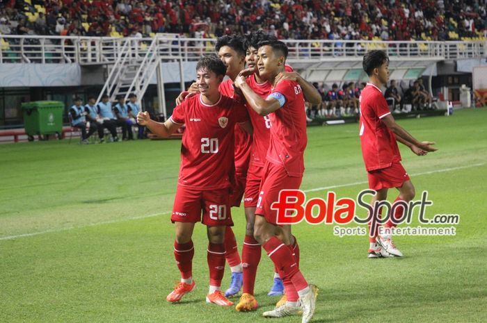 Para pemain Timnas U-19 Indonesia melakukan selebrasi dalam laga perdana Grup A melawan Timnas U-19 Filipina.