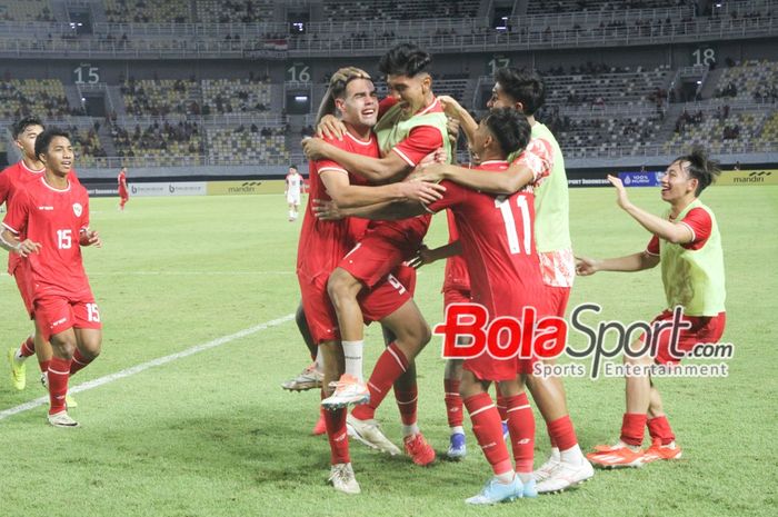 Selebrasi Jens Raven setelah mencetak gol ke gawang Filipina di ASEAN Cup U19 2024, Stadion Gelora Bung Tomo, Rabu (17/7/2024).