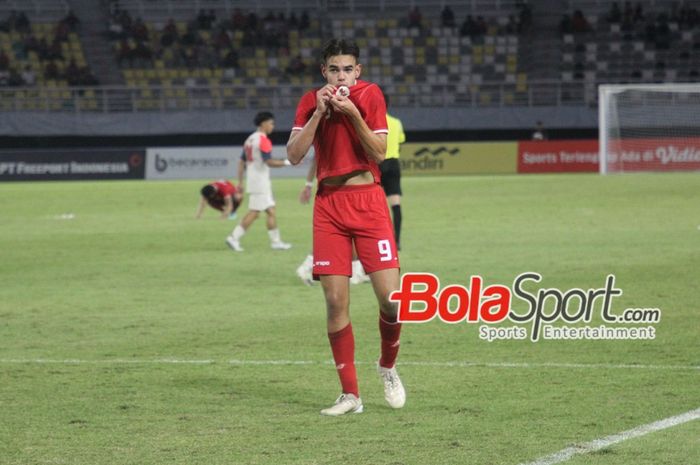 Jens Ravens usai mencetak gol ke gawang Filipina di Stadion Gelora Bung Tomo, Rabu (17/7/2024).