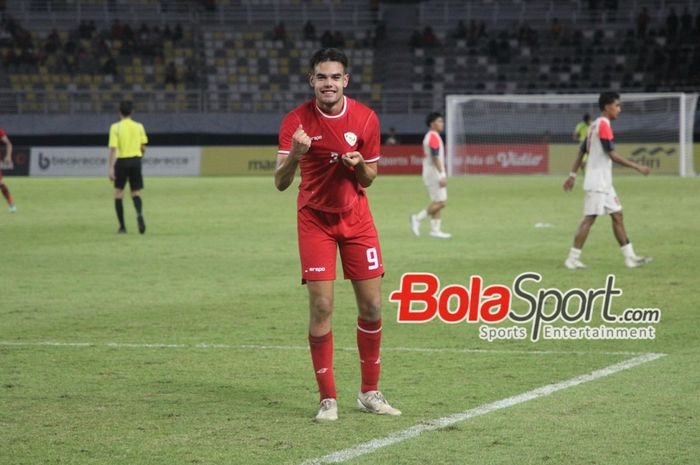 Jens Ravens usai mencetak gol ke gawang Filipina di Stadion Gelora Bung Tomo, Rabu (17/7/2024).