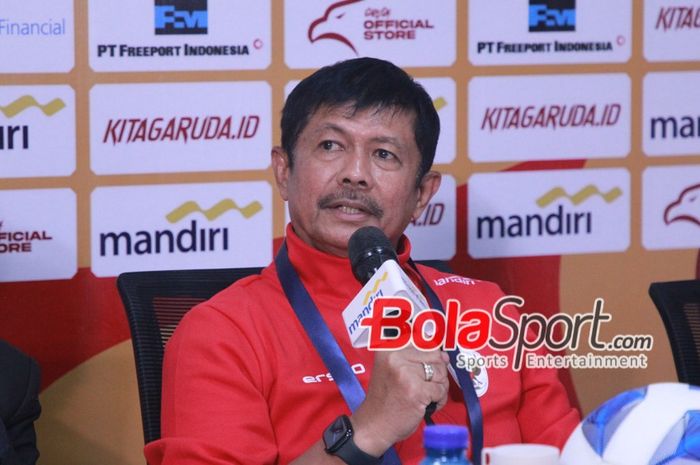 Pelatih timnas U-19 Indonesia, Indra Sjafri di konferensi pers pacalaga melawan Filipina di Stadion Gelora Bung Tomo, Rabu (17/7/2024).