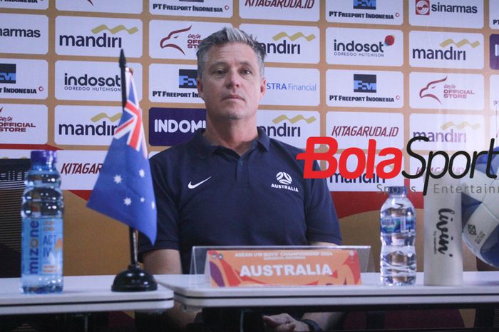 Pelatih Australia Trevo Morgan saat menghadari pre-match press conference di Stadion Gelora Bung Tomo, Surabaya, Jawa Timur, Rabu (17/7/2024) siang. 