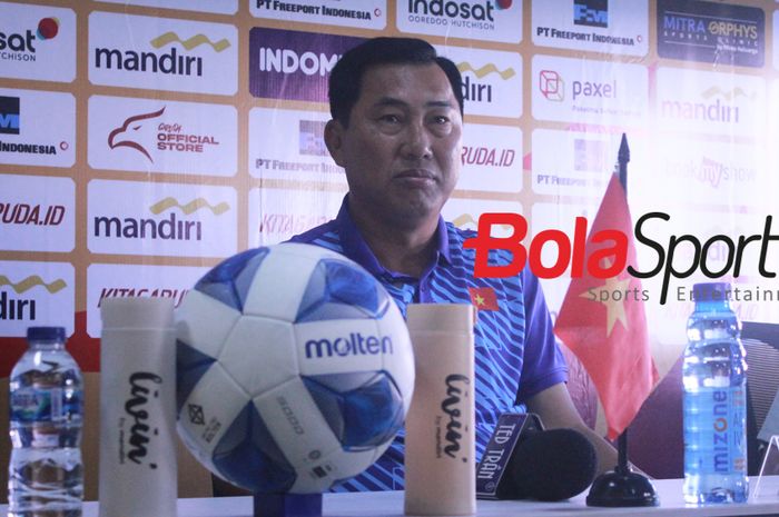 Pelatih Vietnam Hua Hien Vinh  saat menghadari Pre-Match Press Conference di Stadion Gelora Bung Tomo, Surabaya, Jawa Timur, Rabu (17/7/2024) siang WIB. 