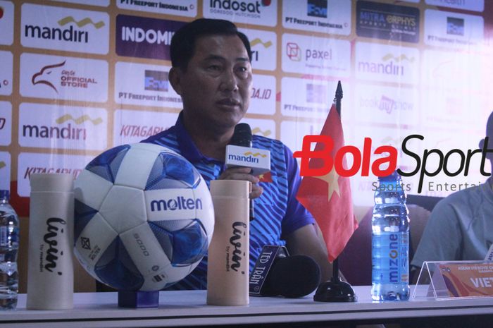 Pelatih Vietnam Hua Hien Vinh  saat menghadari Pre-Match Press Conference di Stadion Gelora Bung Tomo, Surabaya, Jawa Timur, Rabu (17/7/2024) siang. 