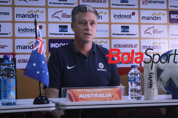 Pelatih Australia Trevo Morgan saat menghadari pre-match press conference di Stadion Gelora Bung Tomo, Surabaya, Jawa Timur, Rabu (17/7/2024) siang. 