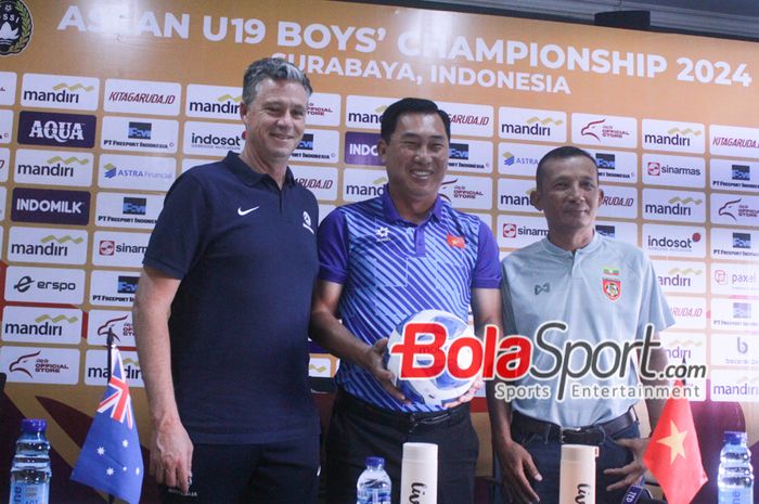 Pelatih Australia Trevo Morgan (kiri), Pelatih Vietnam Hua Hien Vinh (Tengah), Pelatih Myanmar Mr. Aung Naing (Kanan) saat menghadiri Pre-Match Press Conference GRUP B