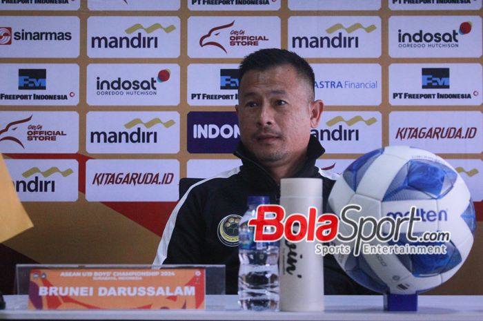 Pelatih Brunei Darussalam Amiruddin Jumat saat menghadari pre-match press conference di Stadion Gelora Bung Tomo, Surabaya, Jawa Timur, Rabu (17/7/2024) siang. 