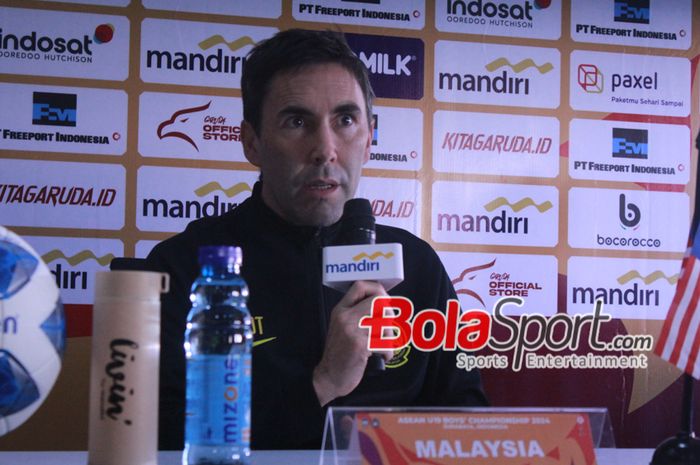 Pelatih Malaysia Juan Torres saat menghadari pre-match press conference di Stadion Gelora Bung Tomo, Surabaya, Jawa Timur, Rabu (17/7/2024) siang. 