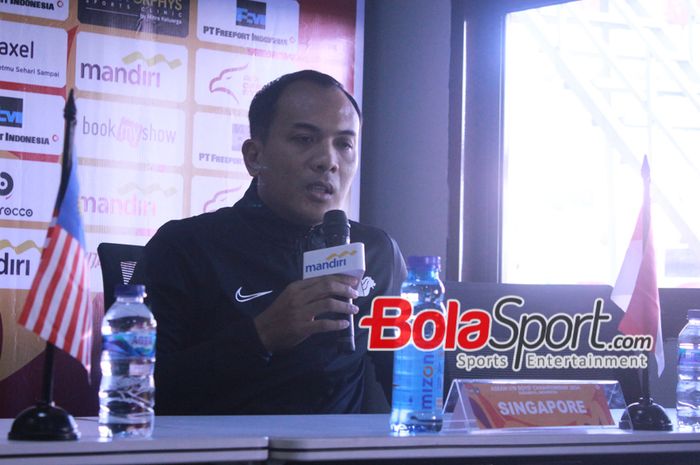 Pelatih Singapura Fadzuhasny saat menghadari pre-match press conference di Stadion Gelora Bung Tomo, Surabaya, Jawa Timur, Rabu (17/7/2024) siang. 