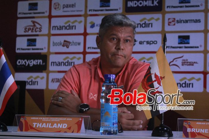 Pelatih Thailand Emerson Pereira  saat menghadari pre-match press conference di Stadion Gelora Bung Tomo, Surabaya, Jawa Timur, Rabu (17/7/2024) siang. 