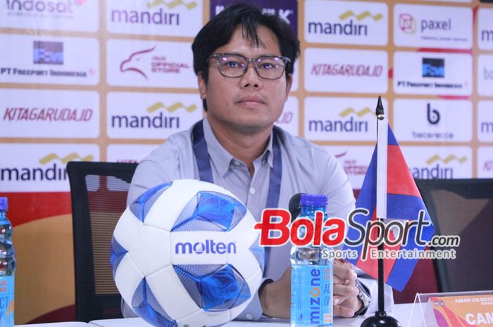 Pelatih Kamboja Phea Sopheaktra saat menghadiri Press Conference setelah pertandingan antara Kamboja U-19 Menghadapi Timor Leste U-19 Di Stadion Gelora Bung Tomo, Surabaya, Jawa Timur, Rabu (17/7/2024) malam. 