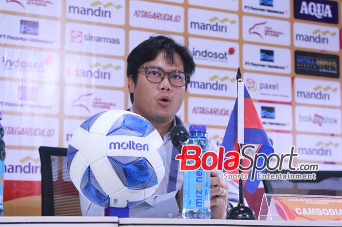 Pelatih Kamboja Phea Sopheaktra saat menghadiri Press Conference setelah pertandingan antara Kamboja U-19 Menghadapi Timor Leste U-19 Di Stadion Gelora Bung Tomo, Surabaya, Jawa Timur, Rabu (17/7/2024) malam. 