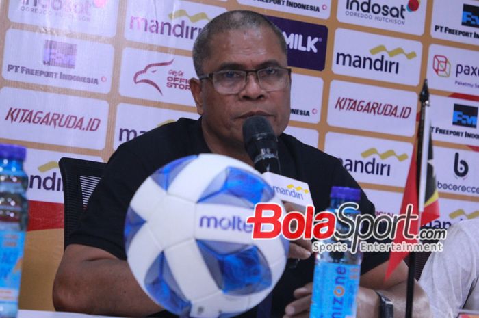 Pelatih Eduardo Pereira saat menghadari press conference setelah pertandingan antara Timur Leste U-19 vs Kamboja U-19 di Stadion Gelora Bung Tomo, Surabaya, Jawa Timur, Rabu (17/7/2024). 