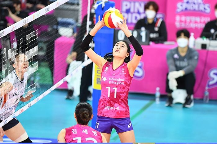 Mantan setter timnas voli Korea Selatan, Lee Da-yeong saat membela Incheon Heungkuk Life Pink Spiders pada Liga Voli Korea musim 2020-2021