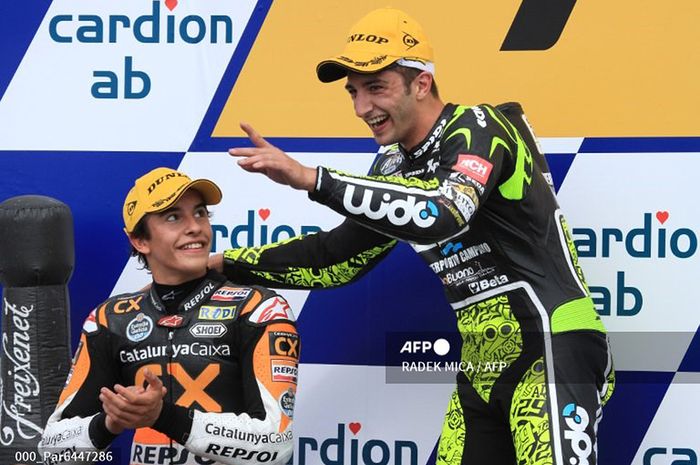 Andrea Iannone (kanan) dan Marc Marquez (kiri) merayakan podium pada balapan GP Rep. Ceska di Brno, Rep Ceska, 14 Agustus 2011. Iannone memenangkan balapan di depan Marquez.